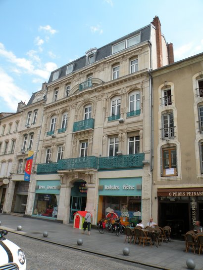  La Grande Récré, installée dans un très bel immeuble en pierre de taille